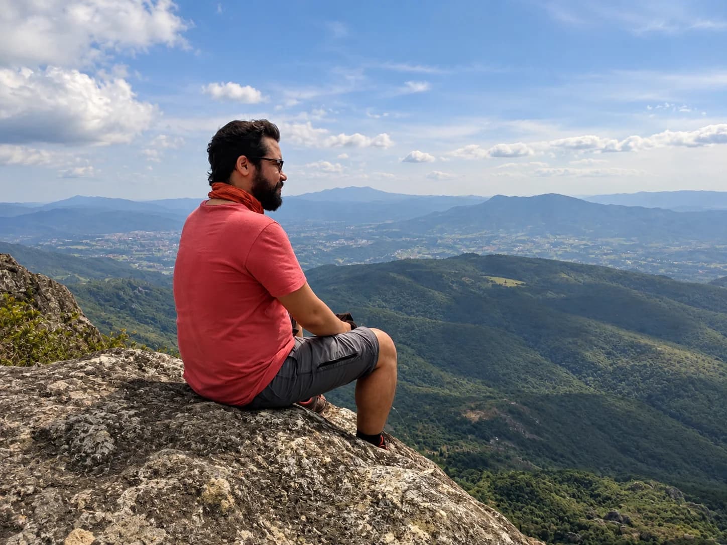 Pedro Lima durante uma trilha em uma paisagem montanhosa