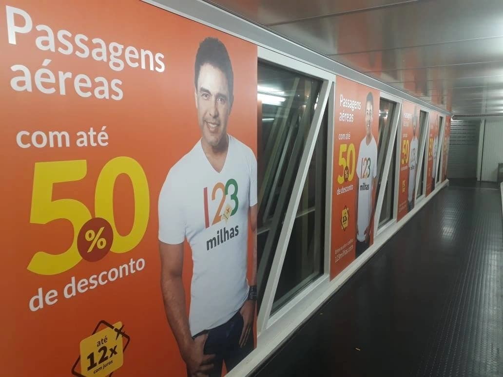 Mídia de aeroporto — ponte de embarque da 123milhas (imagem 12 de 20).