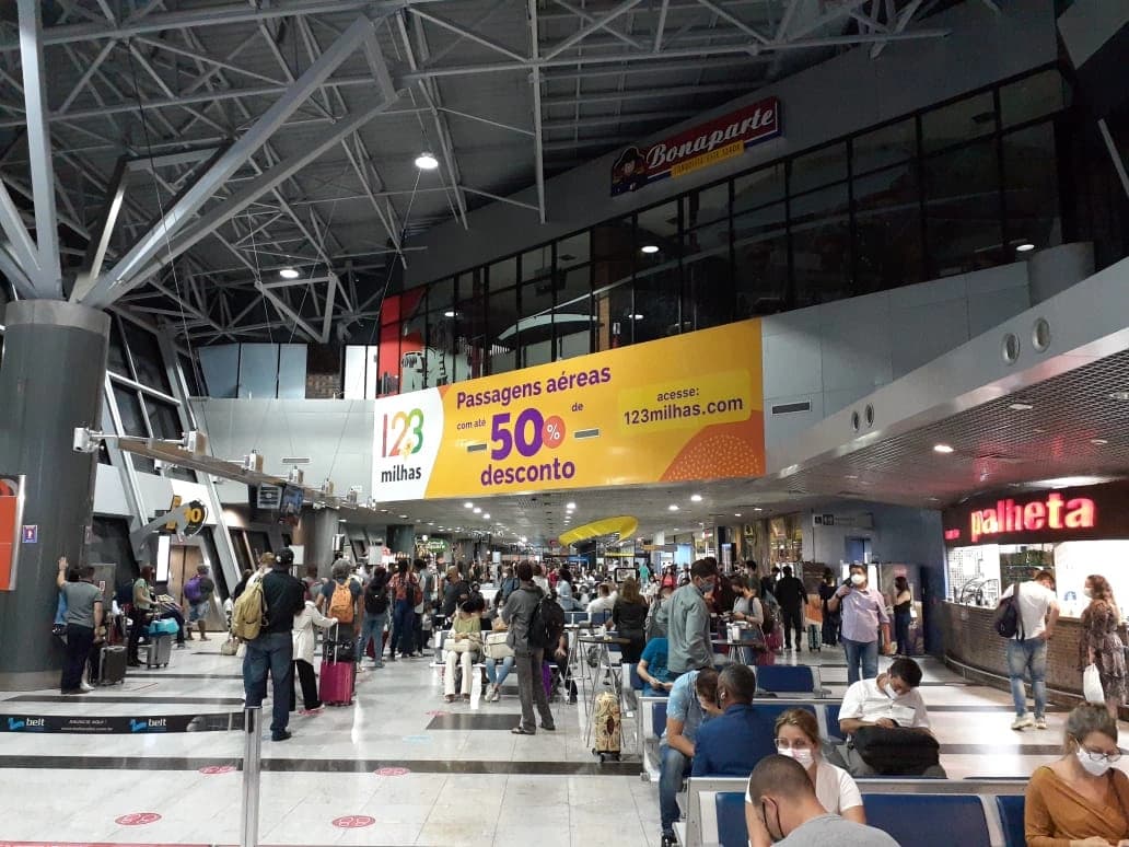 Mídia de aeroporto — placa central da 123milhas (imagem 15 de 20).