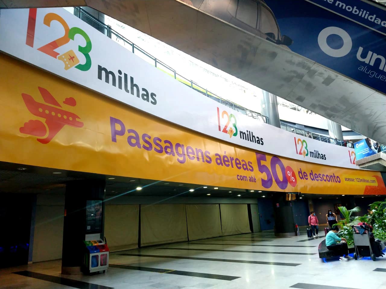 Mídia de aeroporto — placa central da 123milhas (imagem 5 de 20).