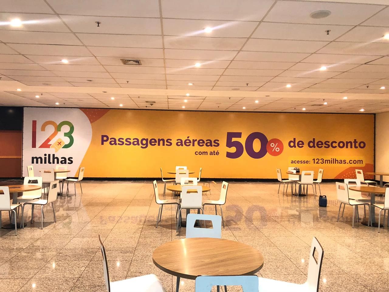 Mídia de aeroporto — praça de alimentação da 123milhas (imagem 6 de 20).