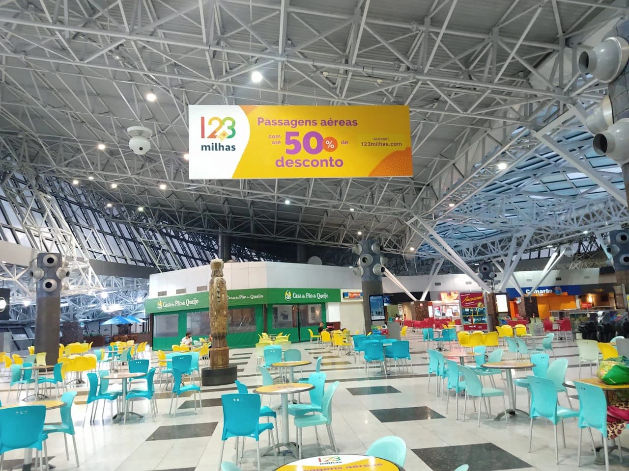Mídia de aeroporto — placa central da 123milhas (imagem 7 de 20).